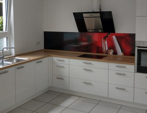 Küchenrückwand | „Rotwein“ KR1014 setzt Akzente in einer neugebauten Küche